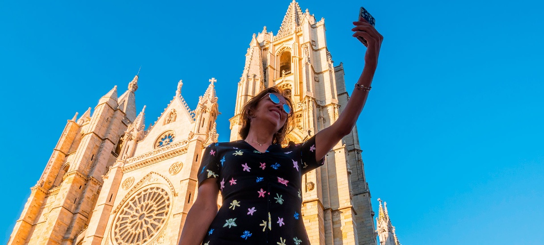 Turista nella Cattedrale di León