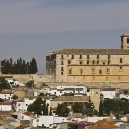 O mosteiro de Santiago de Uclés domina a imagem panorâmica de Uclés, em Cuenca (Castilla-La Mancha)