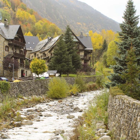 Der Valarties-Fluss in Artíes (Lleida, Katalonien)