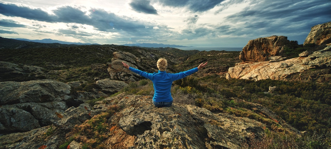 Un touriste contemple le paysage rocheux du parc naturel de Cap de Creus