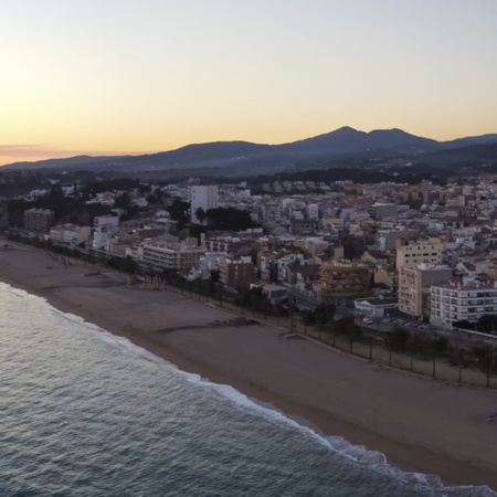 Luftaufnahme von Canet de Mar (Barcelona, Katalonien)