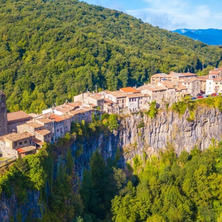 Luftaufnahme von Castellfollit de la Roca. Girona