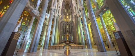 Nave interior de la Sagrada Familia en Barcelona, Cataluña