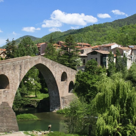 Vista de Sant Joan de Les Abadesses, en Girona (Cataluña)