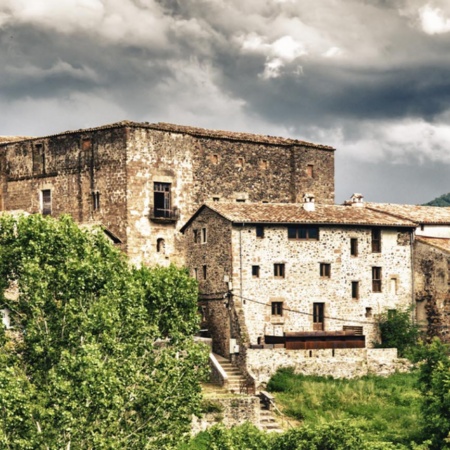 Imagem panorâmica de Santa Pau, em Girona (Catalunha)