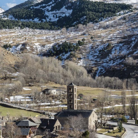 Panoramablick über die romanische Kirche Sant Climent im Zentrum von Taüll (Lleida, Katalonien)