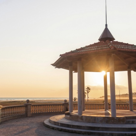 Strandpromenade in Vilanova i la Geltrú (Barcelona, Katalonien)