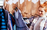 Ragazza che guarda un vestito mentre fa shopping