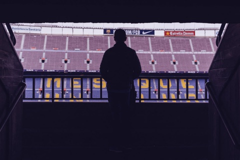 Aficionado entrando en el estadio Camp Nou de Barcelona