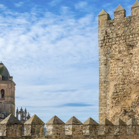 Vue de l’église Santa Ana depuis les remparts de Jerez de los Caballeros, dans la province de Badajoz (Estrémadure)