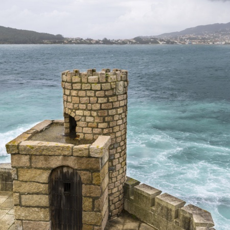 Baiona (Pontevedra, Galicien) von der Festung von Monterreal aus gesehen