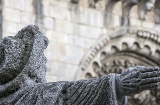 Nahaufnahme der Pilger-Statue in Portomarín, Lugo (Galicien)