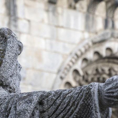 Detalle de la estatua del Peregrino de Portomarín, en Lugo (Galicia)