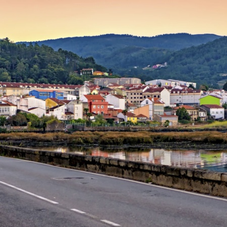 Panoramablick auf Noia (A Coruña, Galicien)