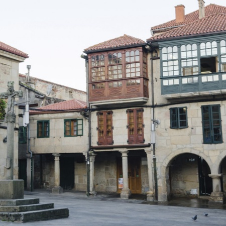 Plaza da Leña, una de las más antiguas de Pontevedra, Galicia