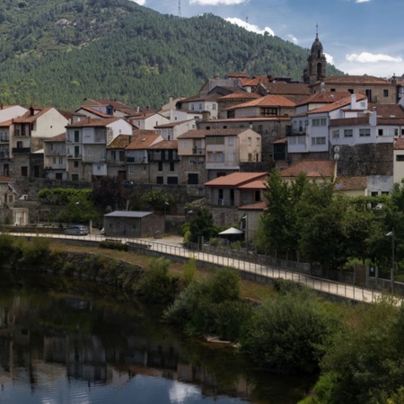Panoramablick auf Ribadavia in Ourense (Galicien)