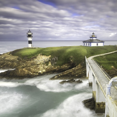 Blick auf den Leuchtturm auf der Pancha-Insel in Ribadeo (Lugo, Galicien)