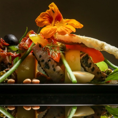 Thon au sésame noir aux pommes de terre, légumes et tomates confites