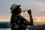 Touriste avec un verre de vin de Ribeiro