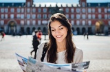 Ragazza in Plaza Mayor a Madrid