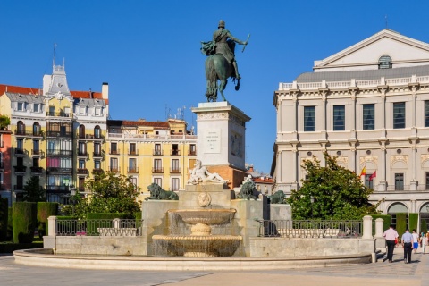 Monumento a Felipe IV en Plaza del Oriente y Teatro Real, Madrid