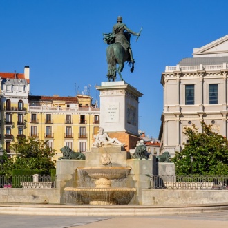 Monumento a Felipe IV en Plaza del Oriente y Teatro Real, Madrid