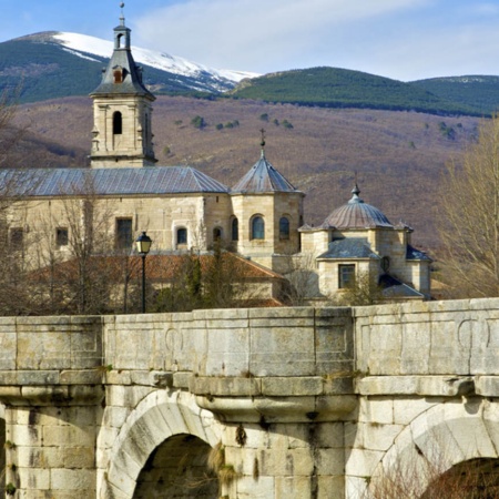 Die Vergebungsbrücke „Puente del Perdón“ vor dem Kloster Santa María de El Paular in Rascafría (Madrid)
