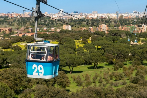 Teleférico cruzando la Casa de Campo de Madrid