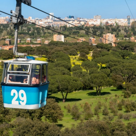 Teleférico cruzando la Casa de Campo de Madrid