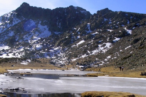 Lagoa dos pássaros no Parque Natural de Peñalara