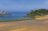Vue panoramique de Lekeitio et son île de San Nicolás, dans la province de Biscaye (Pays basque)