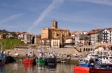 Hafen von Getaria (Gipuzkoa, Baskenland) mit der Kirche San Salvador im Hintergrund