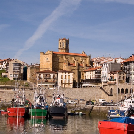 Vista del Puerto de Getaria (Gipuzkoa, País Vasco) con la iglesia de San Salvador al fondo