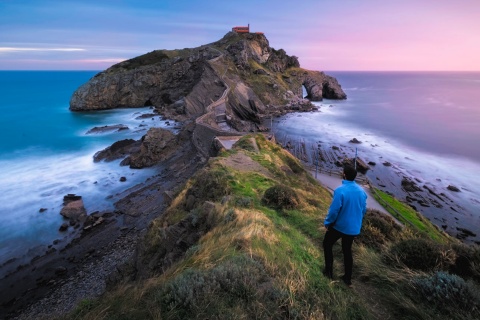 Turysta w San Juan Gaztelugatxe, Kraj Basków