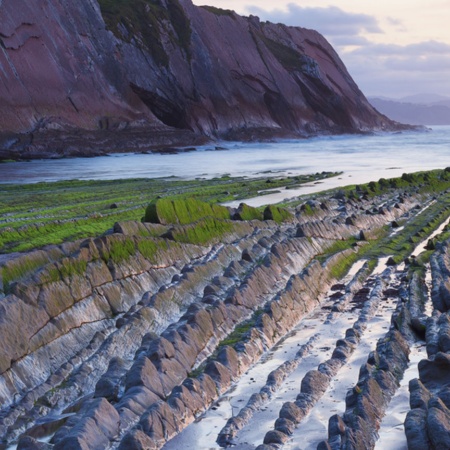 Flysch-Klippe in Zumaia (Gipuzkoa, Baskenland) am Strand von Itzurun