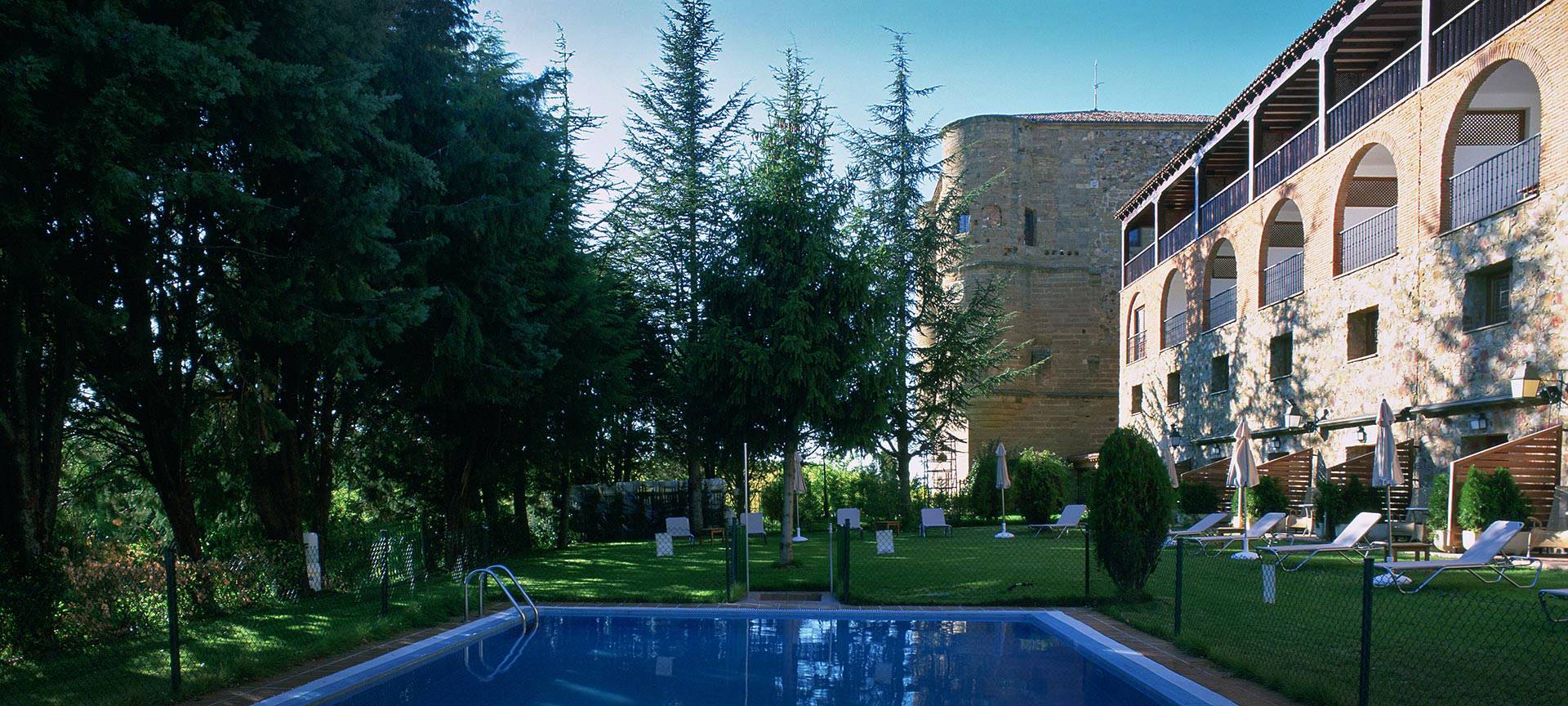 Exterior and swimming pool of the Parador de Benavente Exterior and swimming pool of the Parador de Benavente
