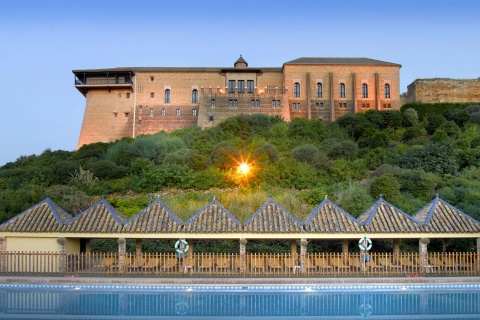 Vista exterior y piscina del Parador de Carmona