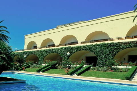 Vue extérieure et de la piscine du Parador de Ceuta