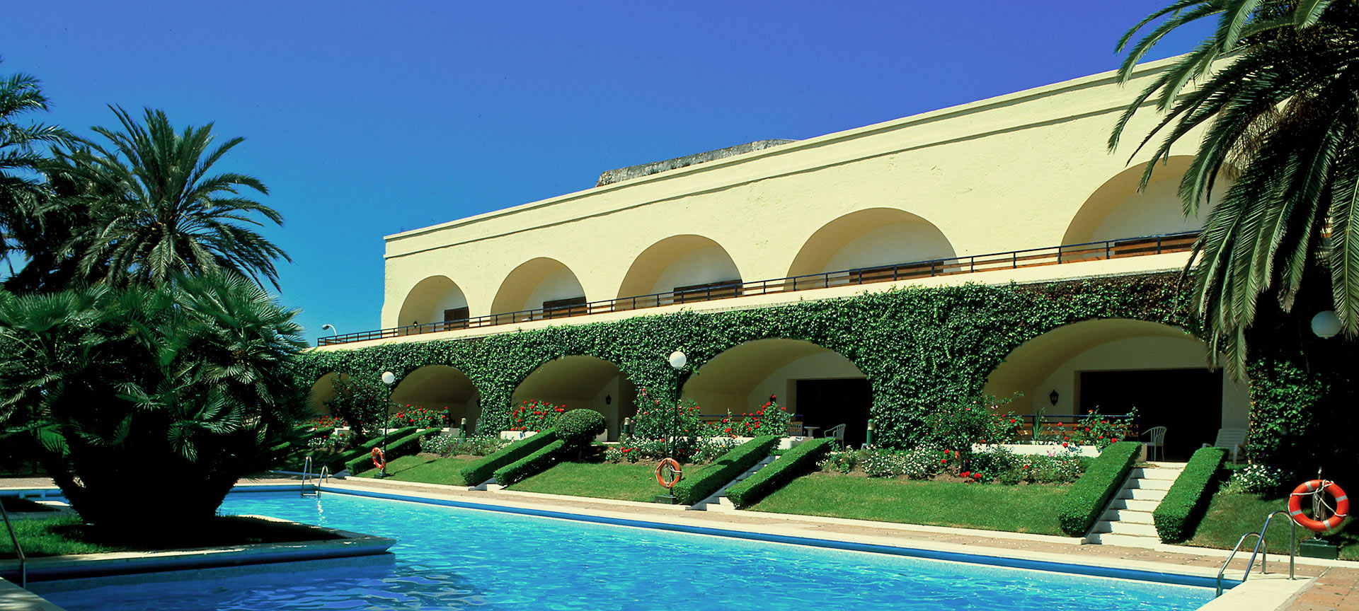Vue extérieure et de la piscine du Parador de Ceuta Vue extérieure et de la piscine du Parador de Ceuta