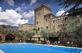 Vue de l'extérieur et de la piscine du Parador de Jarandilla de la Vera