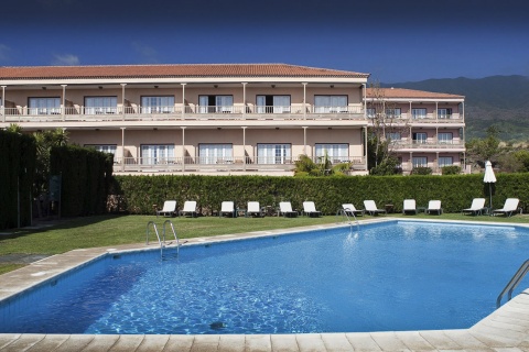Parador de La Palma の外観とプール