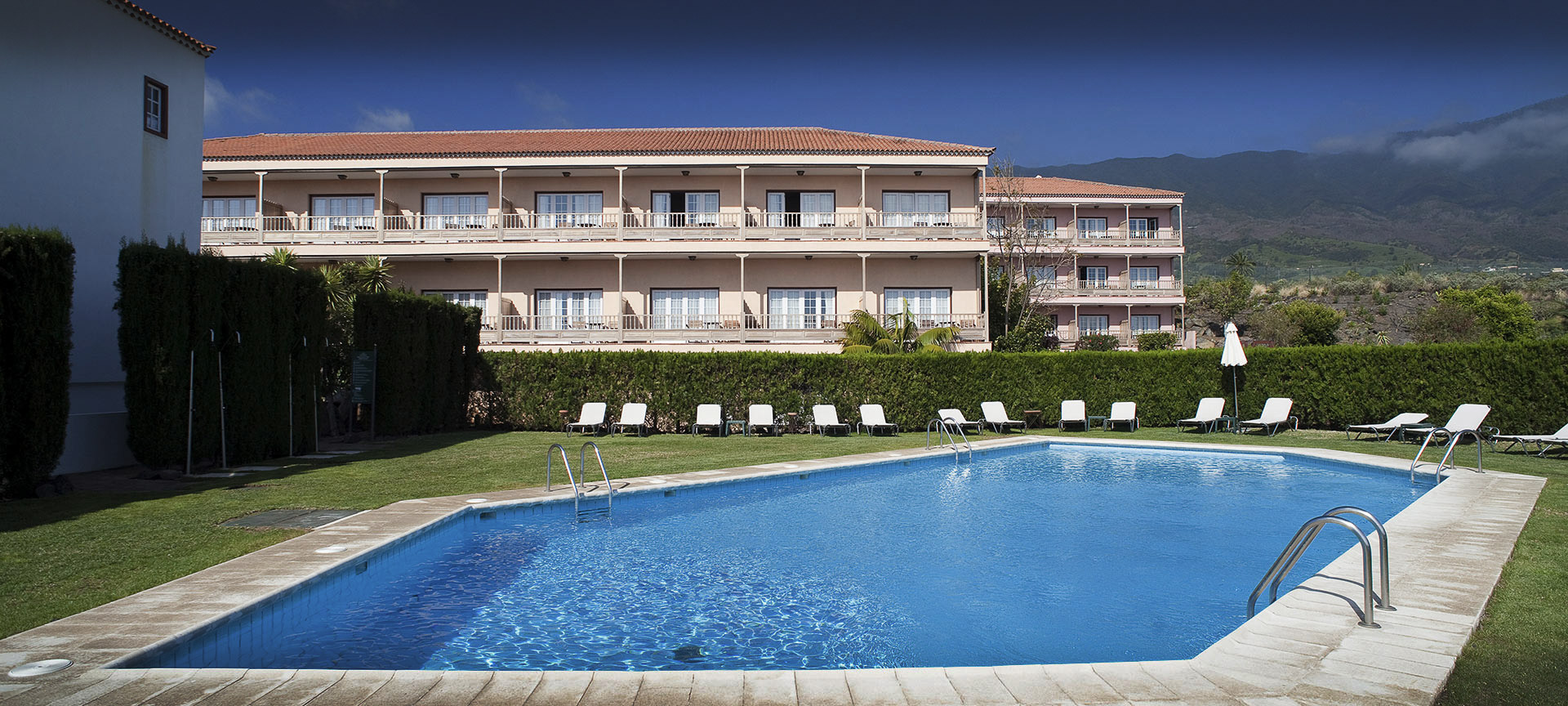 Parador de La Palma の外観とプール Parador de La Palma の外観とプール