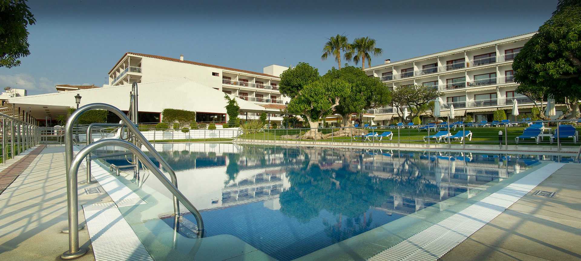 Vue extérieure et de la piscine du Parador de Nerja Vue extérieure et de la piscine du Parador de Nerja