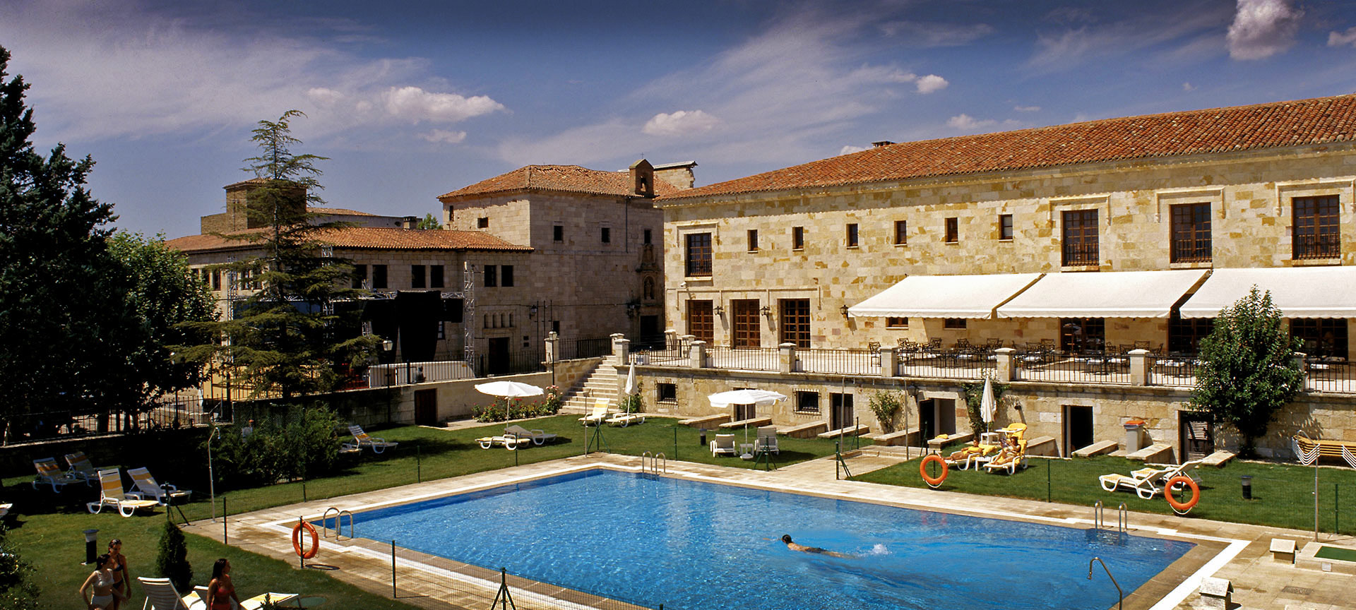 Exterior and swimming pool of the Parador de Zamora Exterior and swimming pool of the Parador de Zamora