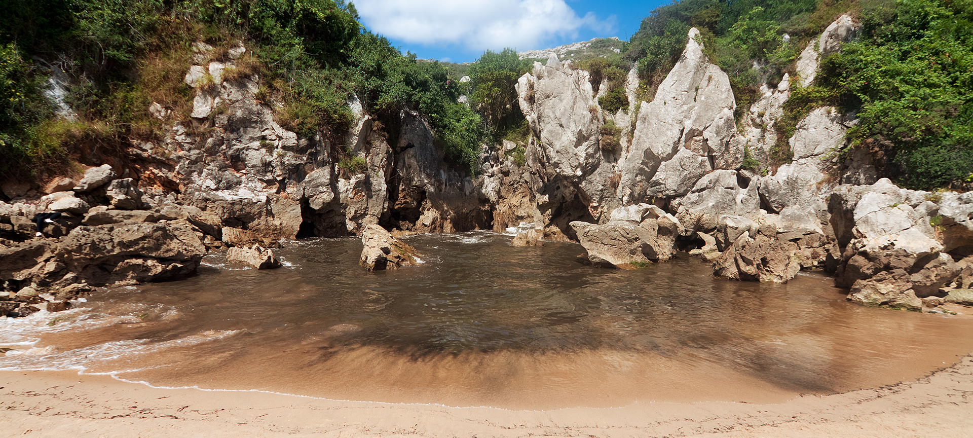 La playa de Gulpiyuri, Llanes, Asturias La playa de Gulpiyuri, Llanes, Asturias