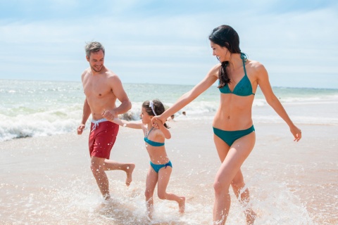 Rodzina spędzająca czas na jednej z plaż Wspólnoty Walenckiej