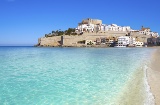 Strand und Burg von Peñíscola in Castellón (Region Valencia)