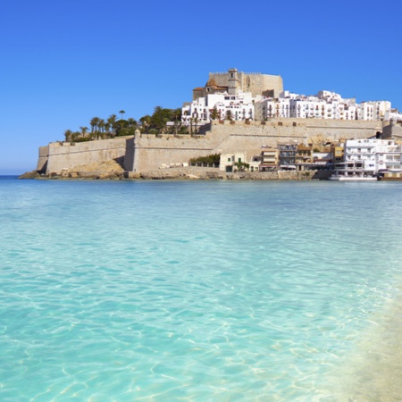 Playa y castillo de Peñíscola, en Castellón (Comunidad Valenciana)