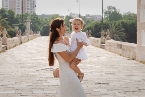 Familia paseando por un puente en Valencia