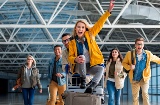 Gruppe von Freunden in einem Flughafen